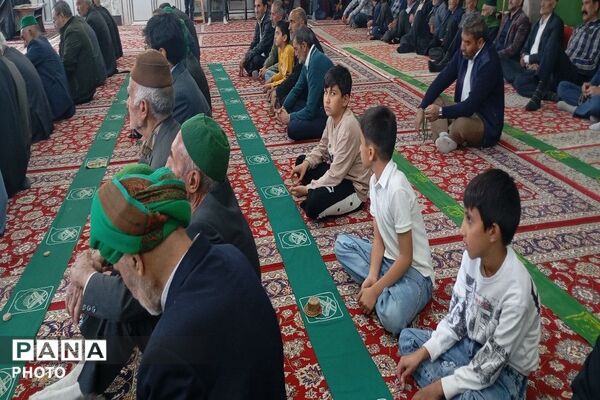 حضور دانش آموزان در دومین نماز عبادی، سیاسی جمعه ماه مبارک رمضان در شهر بار نیشابور