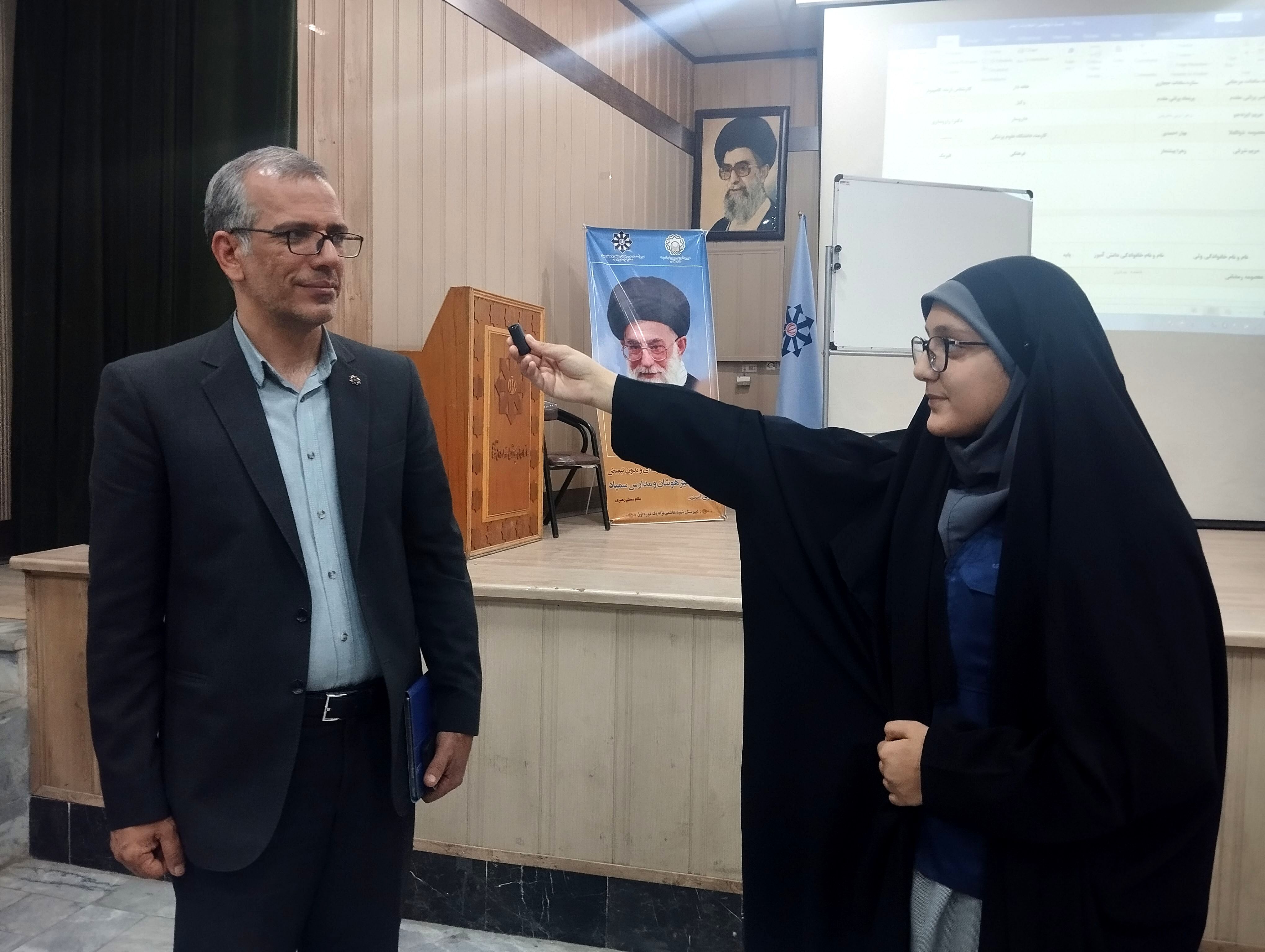 برنامه‌های آموزشی و تربیتی مدارس استعدادهای درخشان بر سه محور اجرا می‌شود