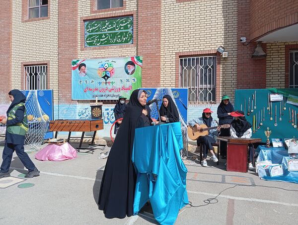 مراسم نمادین هفته تربیت‌بدنی و ورزش در دبیرستان هفده شهریور شهرستان فیروزکوه