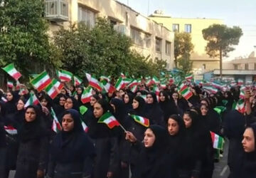 همخوانی سرود ایران در دبیرستان ستارگان ۱ ناحیه ۴شیراز 