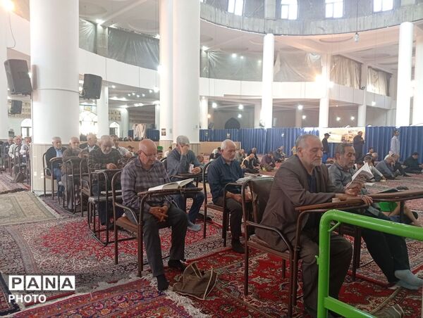 طنین دعای عرفه در مصلی نظرآباد