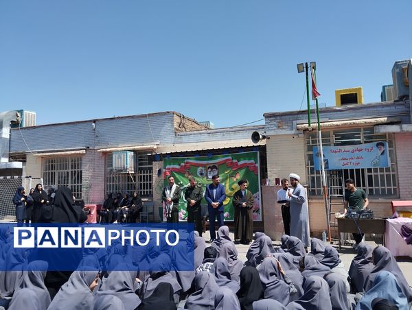 تجلیل از معلمان نمونه در مدرسه تقوا مشهد