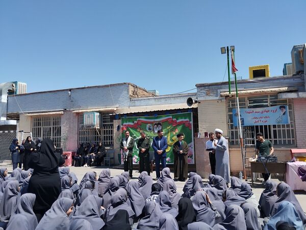 تجلیل از معلمان نمونه در مدرسه تقوا مشهد