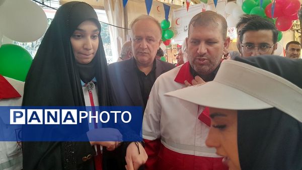 بازدید دبیرکل جمعیت هلال احمر کشور از غرفه‌های خدمت‌رسانی شهر کرج در نوروز 