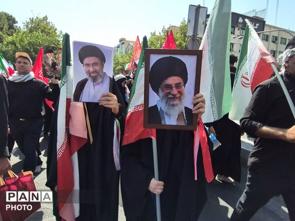 اشک یک ملت در بدرقه رهبر شهید