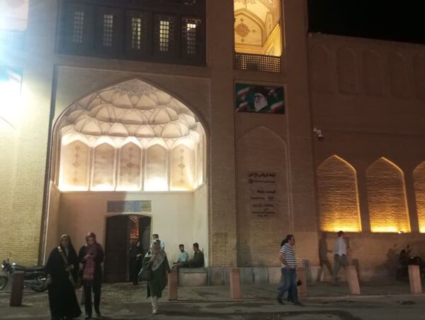 شب حماسه و اندیشه در جهان باغ تاریخی فین کاشان 