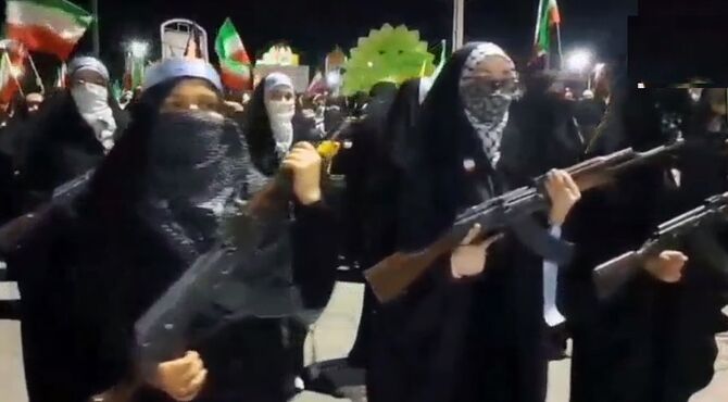 رزمایش دختران جان‌فدای ایران در شهر کهک