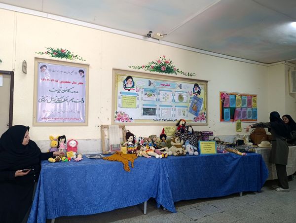 نمایشگاه توانمندی های اولیا و دانش آموزان در دبیرستان نمونه اندیشه 