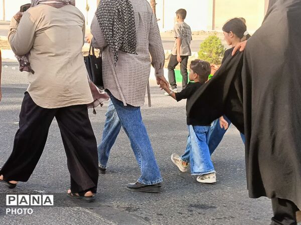 مشقِ عشق با پاهای کوچک روایت زائران خردسال کاشمر