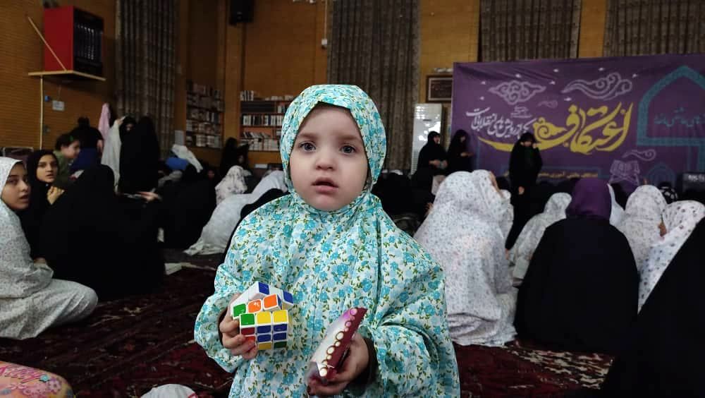 اعتکاف دانش‌آموزان دختر در مسجد امام حسین (ع) تبریز