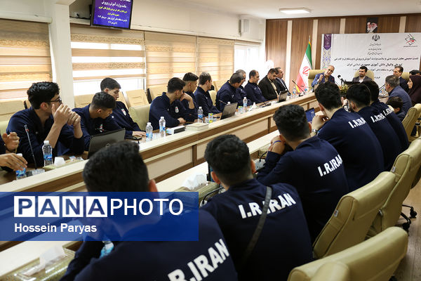 نشست صمیمی معاون تربیت بدنی و سلامت با ورزشکاران و کادر فنی تیم ملی والیبال دانش‌آموزی