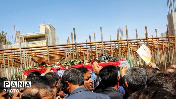 دیار آریوبرزن، پیکر فرزند دلیر خود را در آغوش گرفت