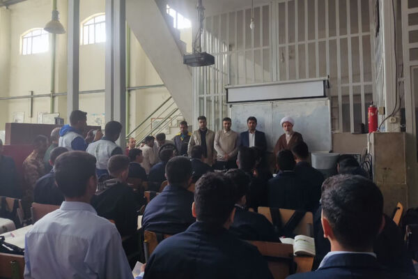 بازدید نماینده ولی فقیه استان فارس از هنرستان طالقانی در آستانه هفته بسیج