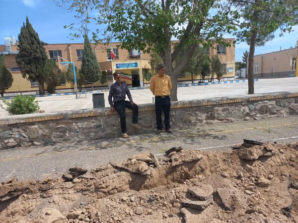آغاز ساخت زمین چمن مصنوعی در دبیرستان نمونه دولتی دانش