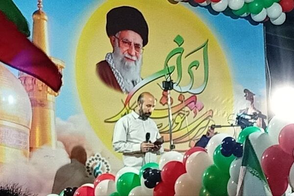 آسمان ملایر پر از نور؛ کودکان و دلدادگان در استقبال از پرچم رضوی
