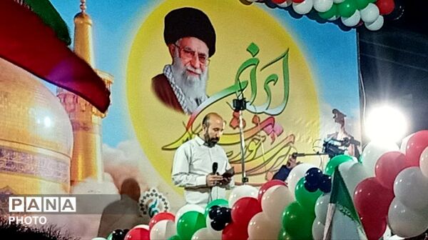 آسمان ملایر پر از نور؛ کودکان و دلدادگان در استقبال از پرچم رضوی