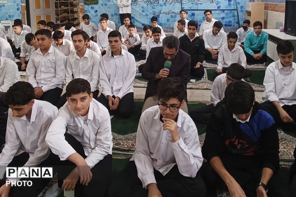 طنین زیارت عاشورا در دبیرستان نمونه دولتی شهدای علم و فناوری