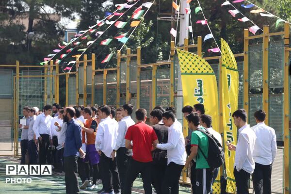 مسابقات فوتبال جام شهید آرمان در دبیرستان ماندگار البرز