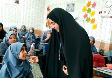 تبریک متفاوت روز معلم توسط دانش‌آموزان مدرسه پاینده اهواز 
