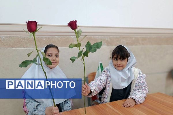 طلوع علم در مدرسه روشنگر با نغمه زنگ مهر