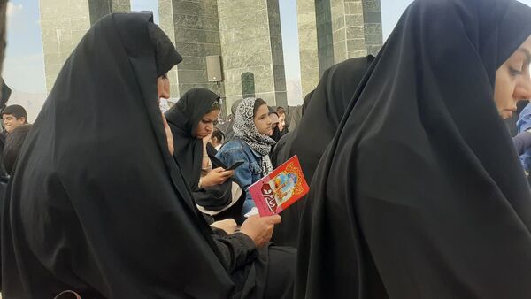 نور عرفه در تپه شهدای گمنام نورآباد طنین‌انداز شد