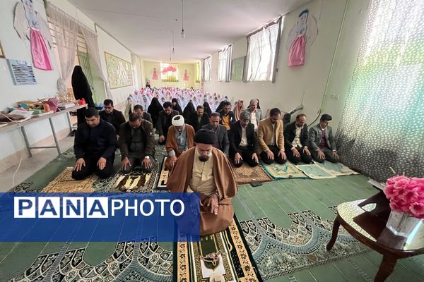 لحظه‌های ناب بندگی در نماز جماعت دانش‌آموزان آباده