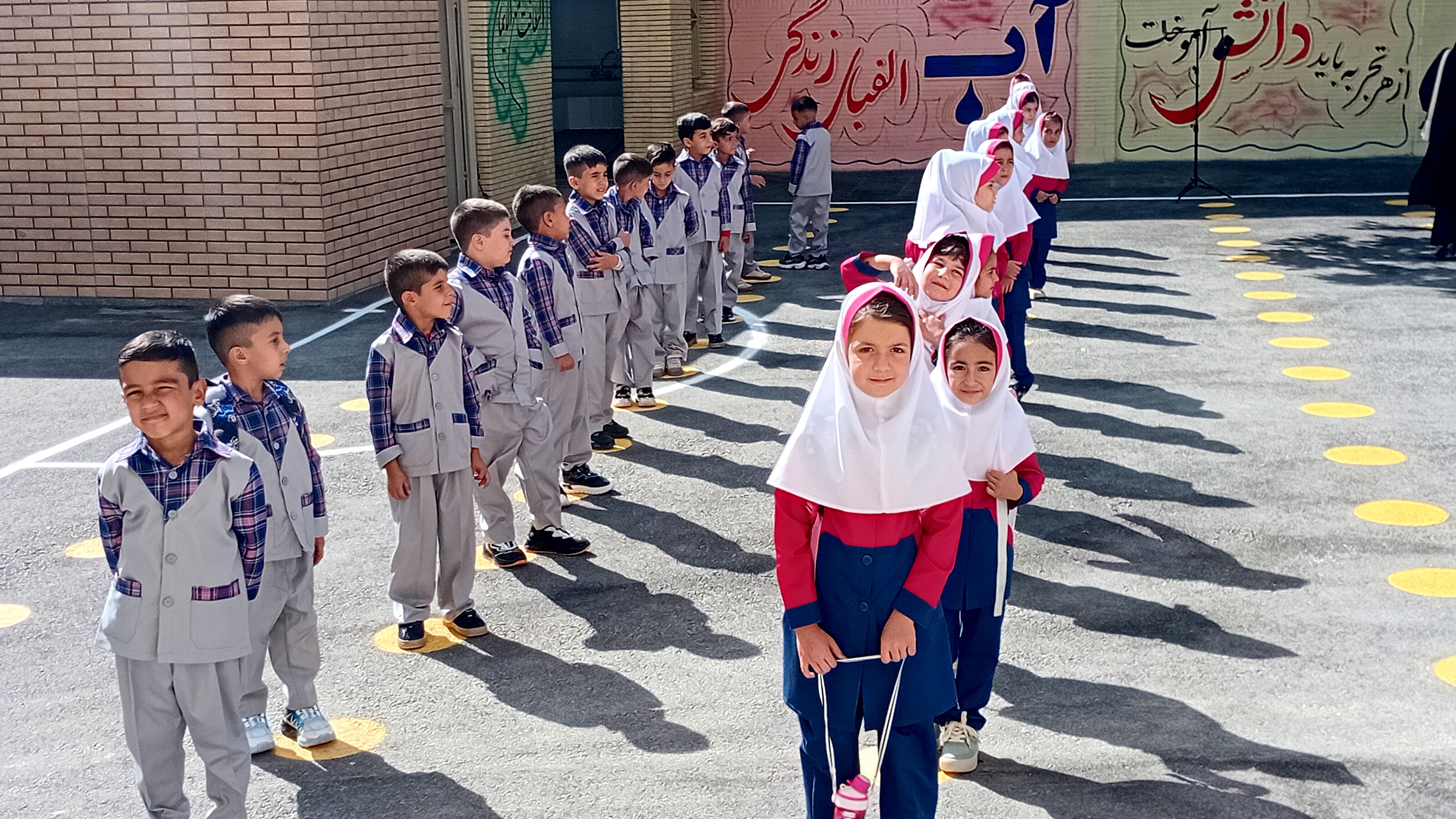 شکوفه‌های مهر در مارکده؛ دبستان سردار سلیمانی میزبان جشن جوانه‌ها