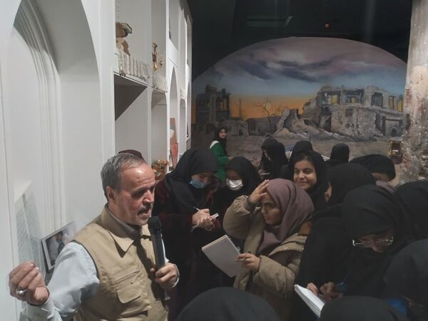 بازدید دانش‌آموزان پایه نهم دبیرستان دخترانه ابویی‌نژاد از موزه دفاع مقدس