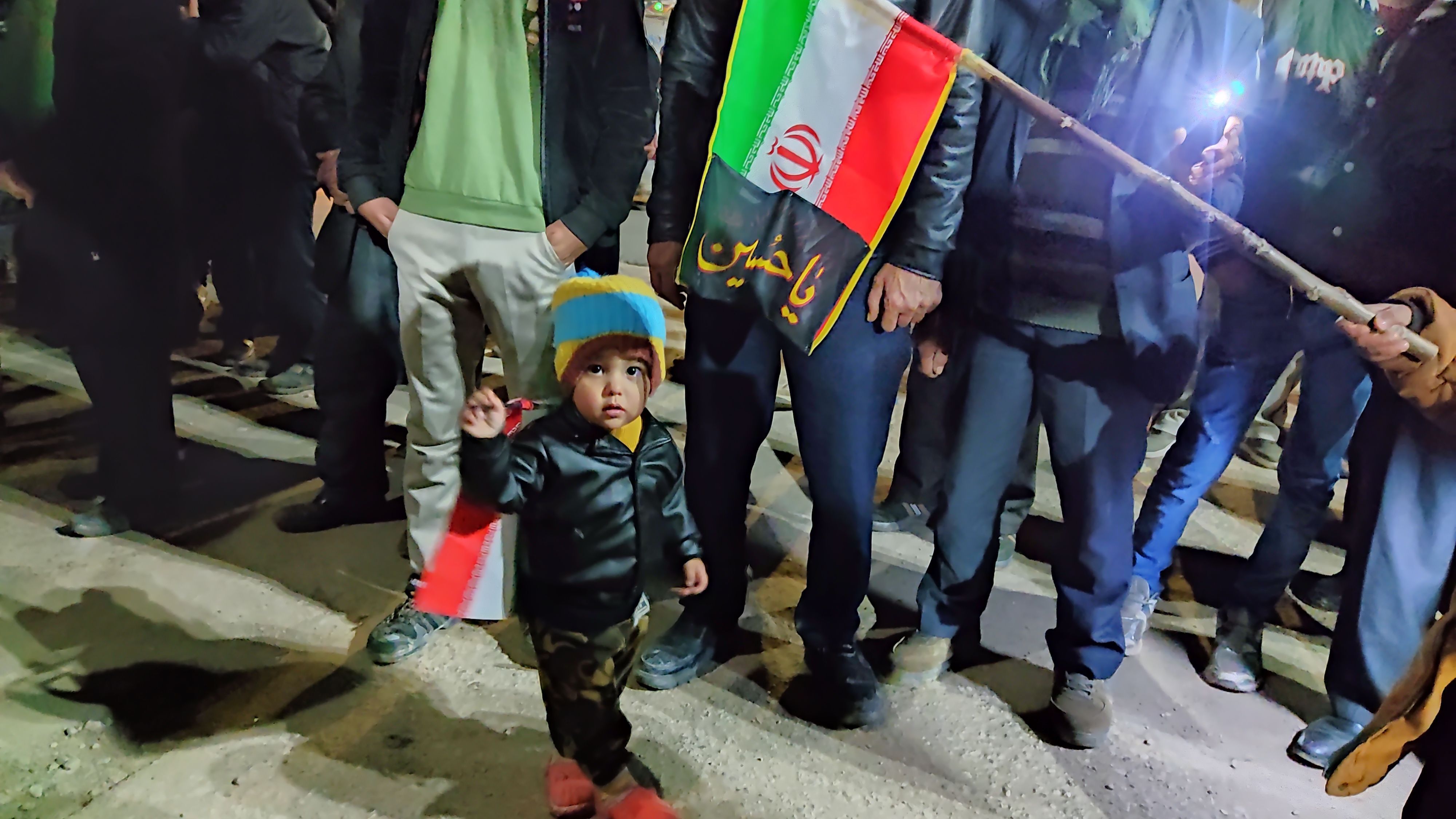 زن و مرد و پیر و جوان این شب ها در اجتماعات خیابانی شهر بار 