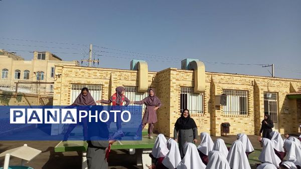 آغاز سال تحصیلی در دبستان دخترانه معلم یزد با عطر شهدا