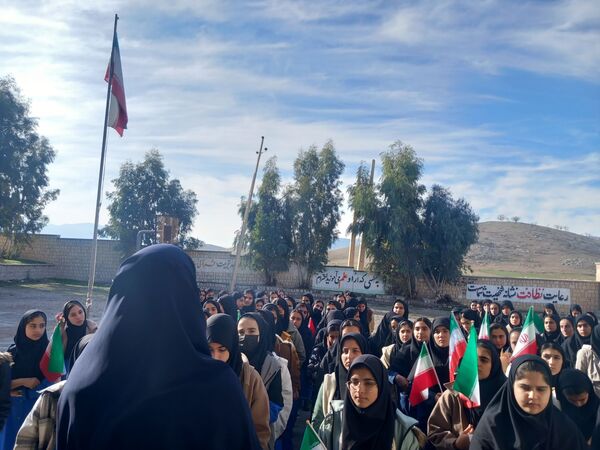 دانش‌آموزان هلیلانی به استقبال دهه مبارک فجر رفتند
