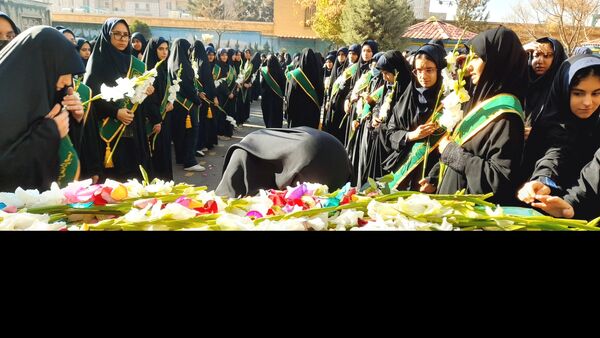 حال‌وهوای معنوی دانش‌آموزان در استقبال از پیکر شهید ۲۳ ساله در مدرسه شهید عصمت ناحیه 3 کرج 