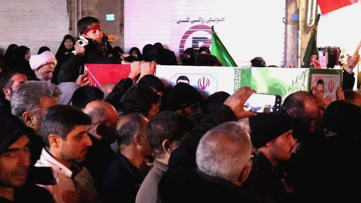 مردم کرج در وداع با شهید وحید فاطمی‌نژاد حماسه‌ای دیگر را رقم زدند
