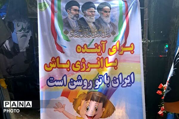 بازدید رئیس سازمان دانش‌آموزی شهرستانهای استان تهران از غرفه «با انرژی‌ها» در منطقه کهریزک