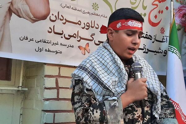 نواختن زنگ هفته بسیج در دبیرستان عرفان