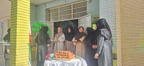 آیین بازگشایی مدارس و استقبال از دانش آموزان در دبیرستان فرزانگان دوره ی اول