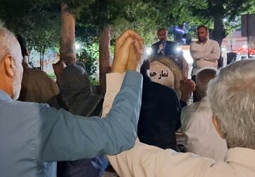 در پرتو نور استغاثه، مردم نظرآباد برای گشایش امور به پیشگاه حق نماز می‌خوانند