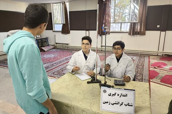 نمایشگاه آزمایشگاهی در دبیرستان استعدادهای درخشان شهید بهشتی رودهن 
