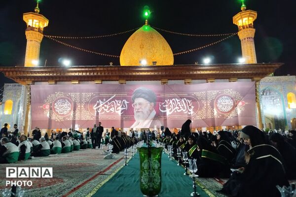 آیین لاله‌گردانی در شام غریبان امام رضا(ع)