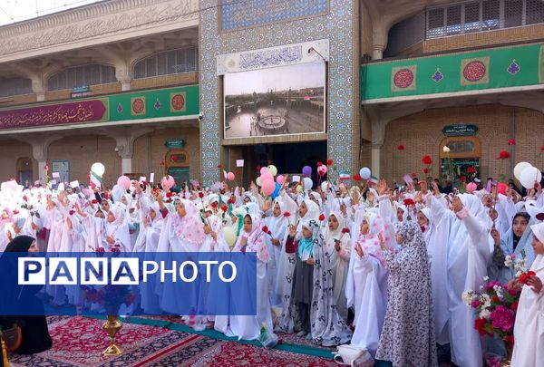 آیین تکلیف دختران دانش‌آموز قم در حرم حضرت معصومه(س)