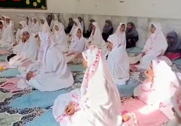 تجلیل اعضای انجمن از شکوفه‌های ایمان در دبستان کوثر ۲