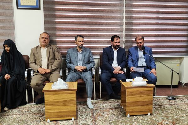 دیدار دختران دانش‌آموز سنندجی با نماینده ولی‌فقیه در کردستان 