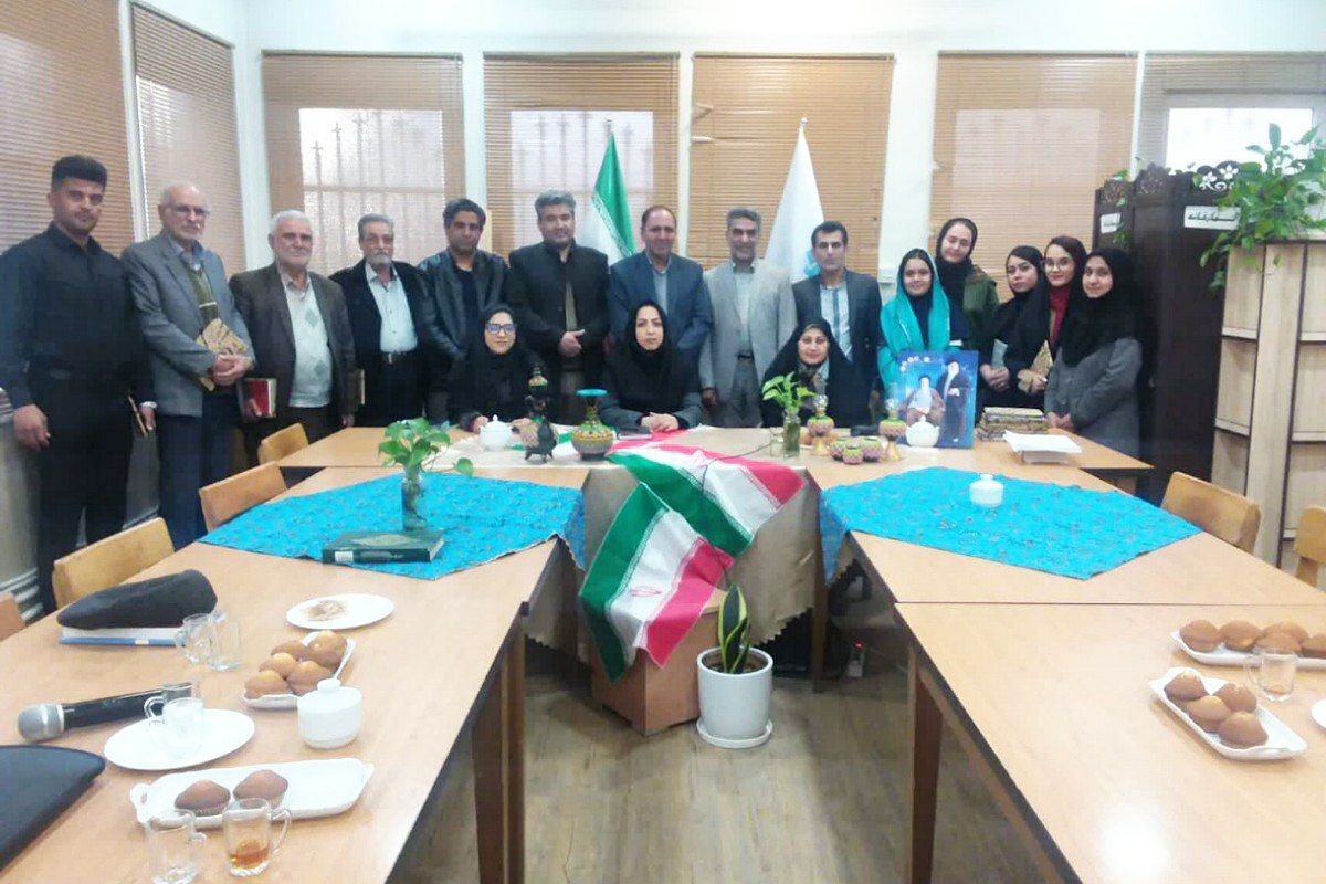 پرتو فجر در کتابخانه پانزده خرداد درخشید؛ عصر شعر انقلاب با حضور شاعران و فرهیختگان