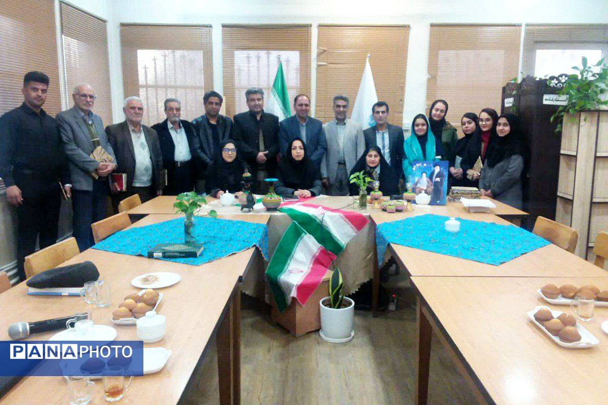 پرتو فجر در کتابخانه پانزده خرداد درخشید؛ عصر شعر انقلاب با حضور شاعران و فرهیختگان