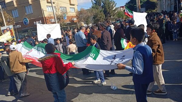 جوشش حماسه در گام های کوچک دانش آموزان امروز سفیران فردا