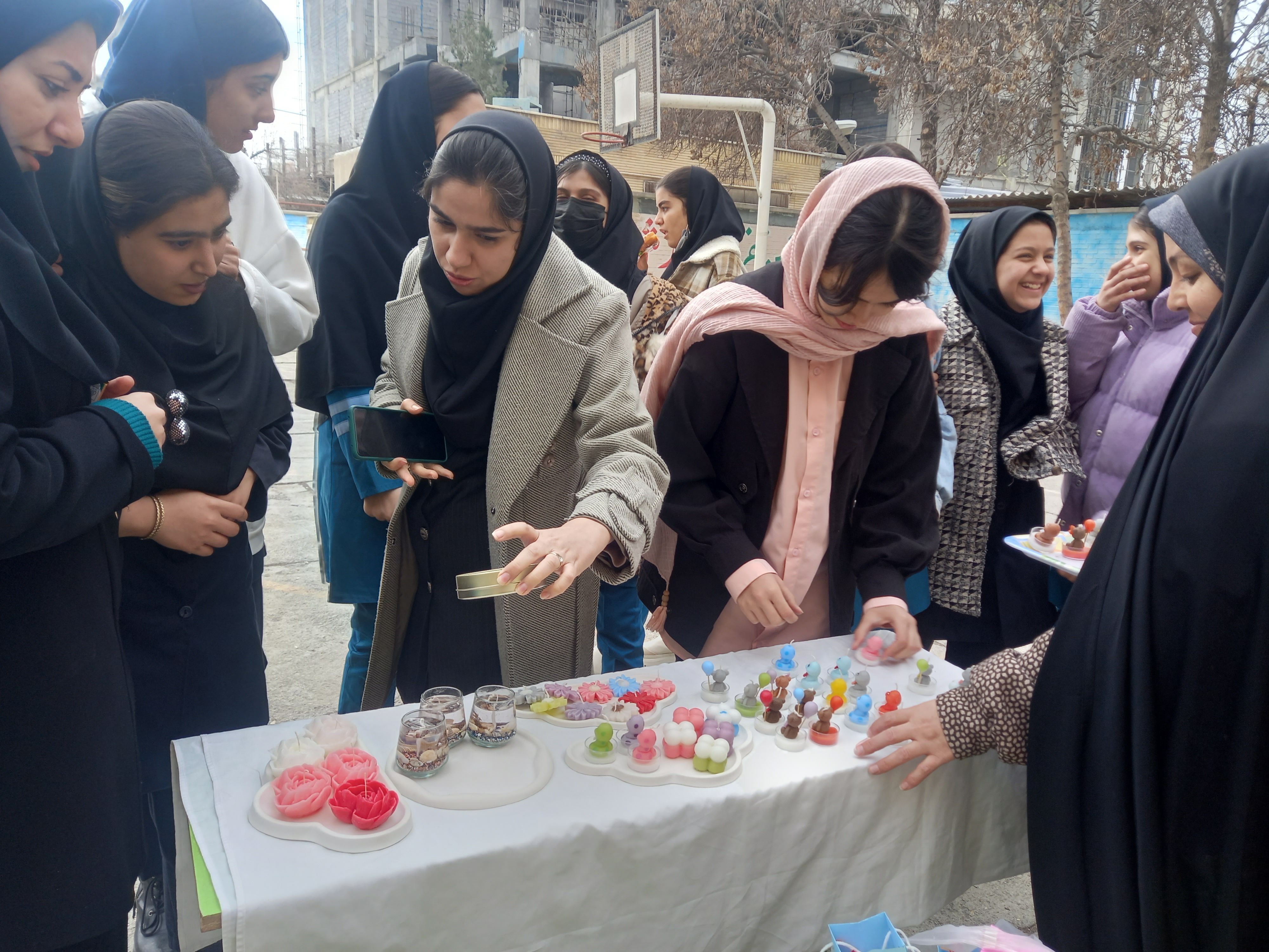 بازارچه درون مدرسه‌ای در مدرسه فاطمیه شهرستان شیروان