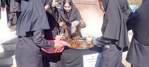  ایستگاه صلواتی به یاد شهدای نیروی انتظامی در دبیرستان فرهنگ