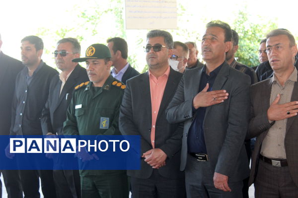 غبارروبی مزار مطهر شهدا به مناسبت آغاز دهه مبارک فجر در فراشبند