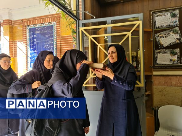 آئین نواختن زنگ مهر در دبیرستان دخترانه فرهنگ ۱۳ 