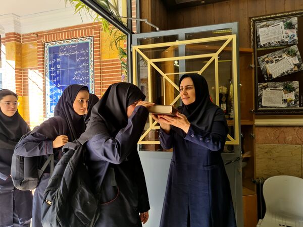 آئین نواختن زنگ مهر در دبیرستان دخترانه فرهنگ ۱۳ 